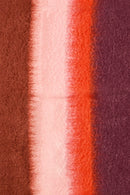 Luxe mohair plaid van Mantas Ezcaray op bank