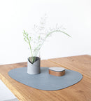 LIND DNA Placemat Curve L - Duurzaam leer - "Hippo" Licht Blauw