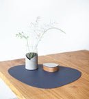LIND DNA Placemat Curve L - Duurzaam leer - "Hippo" Navy Blauw