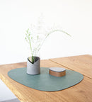 LIND DNA Placemat Curve L - Duurzaam leer - "Hippo" Pastel Green