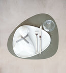 LIND DNA Tischset Curve L – Nachhaltiges Leder – Nupo Army Green