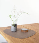 LIND DNA Tischset Curve L – Nachhaltiges Leder – Nupo Brown