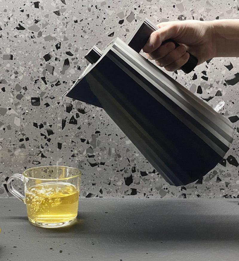 Alessi Plissee-Wasserkocher 1 Liter – Grau