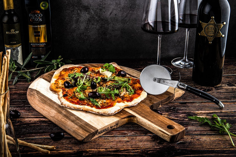 Laguiole Pizzaschneider mit Planke – Akazienholz