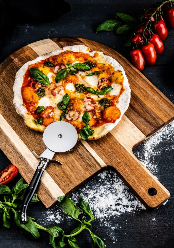 Laguiole Pizzaschneider mit Planke – Akazienholz